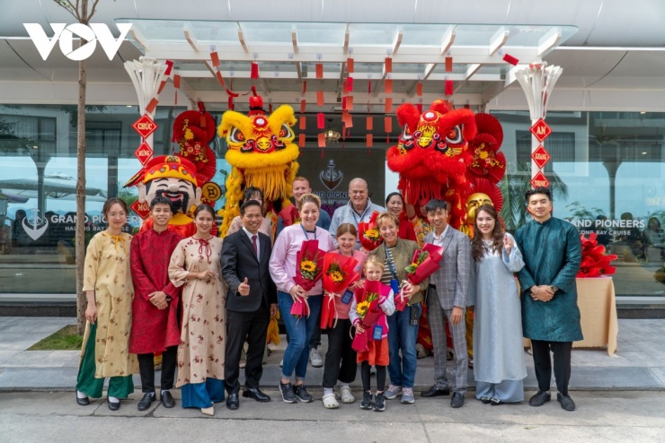 Du khách đón Tết trên du thuyền vịnh Hạ Long, tỉnh Quảng Ninh.