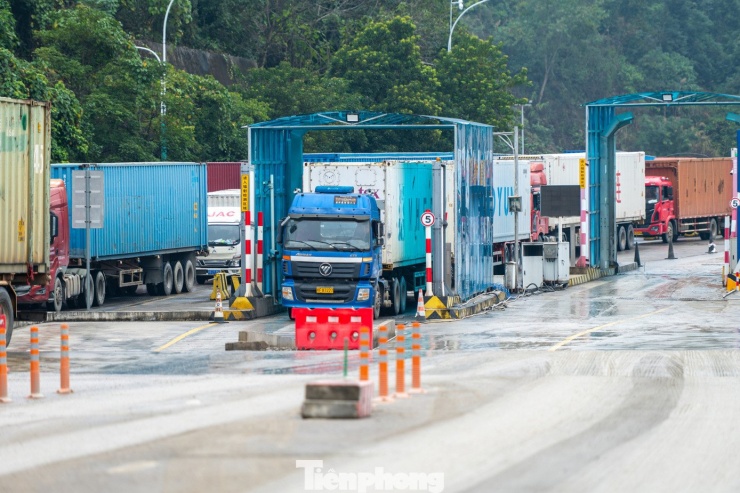 Những ngày cận kề Tết Nguyên đán Bính Ngọ năm 2026, hoạt động xuất nhập khẩu qua các cửa khẩu trên địa bàn tỉnh Lạng Sơn diễn ra tấp nập. Mỗi ngày, có hàng nghìn phương tiện chờ làm thủ tục xuất nhập khẩu hàng hóa qua lại giữa Việt Nam và Trung Quốc.