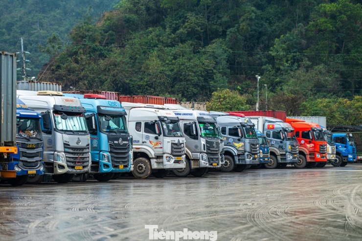 Ghi nhận của PV Tiền Phong tại Cửa khẩu quốc tế Hữu Nghị, mọi hoạt động vận chuyển hàng hóa qua biên giới diễn ra ổn định, thông suốt, không xảy ra tình trạng ùn ứ phương tiện.