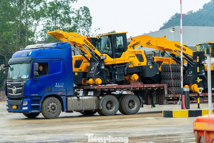 Hai bãi tập kết tại trước cửa khẩu tấp nập xe container ra vào để bốc dỡ hàng hóa, chuyển tải hàng hóa giữa phương tiện vận chuyển Việt Nam và Trung Quốc trước khi đưa sâu vào khu vực nội địa.