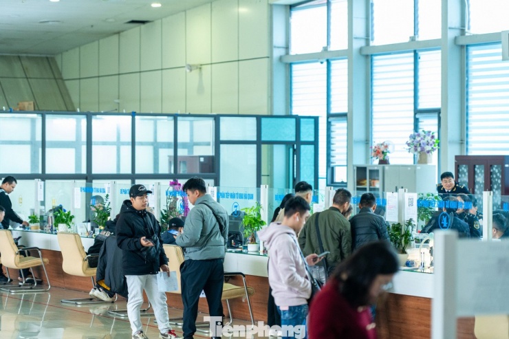 Cùng với đó, tại khu vực tiếp nhận hồ sơ tấp nập đại diện của các doanh nghiệp đến làm thủ tục mở tờ khai hải quan cho hàng hóa thông quan qua cặp cửa khẩu Hữu Nghị - Hữu Nghị Quan.