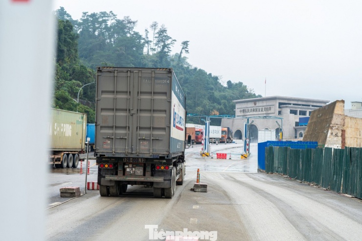 Theo đại diện Chi cục Hải quan khu vực VI, ngay từ trước dịp nghỉ lễ Chi cục cùng với các lực lượng liên ngành như Ban quản lý cửa khẩu, Biên phòng, Công an và các cơ quan liên quan chủ động triển khai phương án phân luồng, điều tiết phương tiện; tăng cường trao đổi, hội đàm với các cơ quan chức năng phía Quảng Tây, Trung Quốc trong công tác quản lý cửa khẩu, tạo điều kiện thuận lợi cho hoạt động xuất, nhập khẩu hàng hoá qua các cửa khẩu của hai Bên.