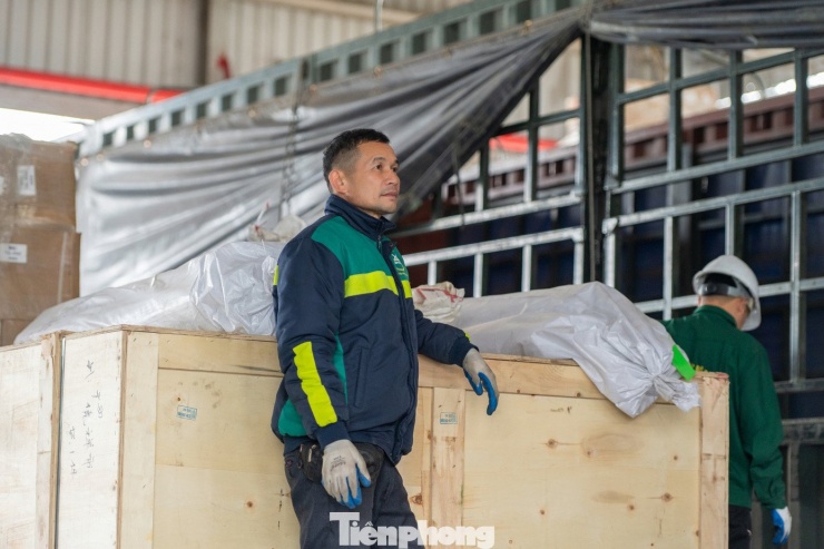 "Tôi cảm thấy rất hài lòng về trách nhiệm làm việc của cán bộ tại đây dù là những ngày làm việc cuối cùng trước kỳ nghỉ lễ. Tôi cũng được thông báo có thể nộp hồ sơ tờ khai trong dịp nghỉ để thông quan ngay sau khi cửa khẩu bên Trung Quốc hoạt động trở lại. Nếu có thể chấm điểm tôi sẽ chấm 10/10 cho chất lượng phục vụ của cán bộ tại đây", chị Linh chia sẻ.