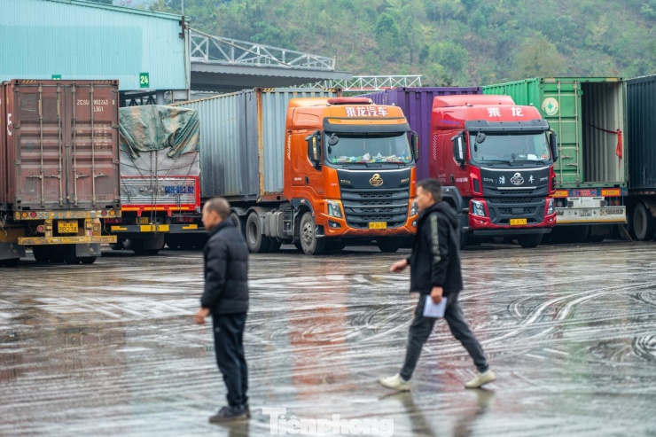 Chị Chu Thị Linh, đại diện Công ty XNK và TM Eureka, trụ sở tại Hà Nội, cho biết đơn vị mở tờ khai hàng hóa qua cửa khẩu Hữu Nghị. Chị cho biết buổi sáng đến làm thủ tục mở tờ khai cho lô hàng hóa thông quan và được xếp vào luồng vàng, hàng hóa sẽ được thông quan chậm nhất trong tối cùng ngày.
