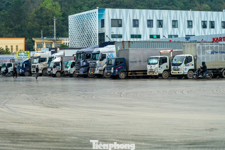 Trong những ngày cuối năm, lượng hàng hóa mở thủ tục hải quan tại các cửa khẩu tỉnh Lạng Sơn tăng cao, mỗi ngày có khoảng trên dưới 2.000 phương tiện chở hàng hóa thông quan, trong đó chủ yếu là xe chở hoa quả nhập khẩu.