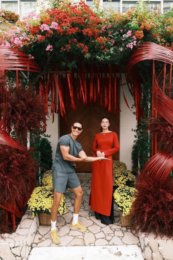 Ca sĩ Hồ Ngọc Hà và ông xã Kim Lý biến cổng biệt thự thành điểm chụp hình mỗi dịp Tết với cách bài trí công phu theo phong cách truyền thống Á Đông. Bà mẹ ba con tranh thủ diện áo dài, check-in trước cổng biệt thự - điểm chụp ảnh yêu thích của cô mỗi khi Tết về.