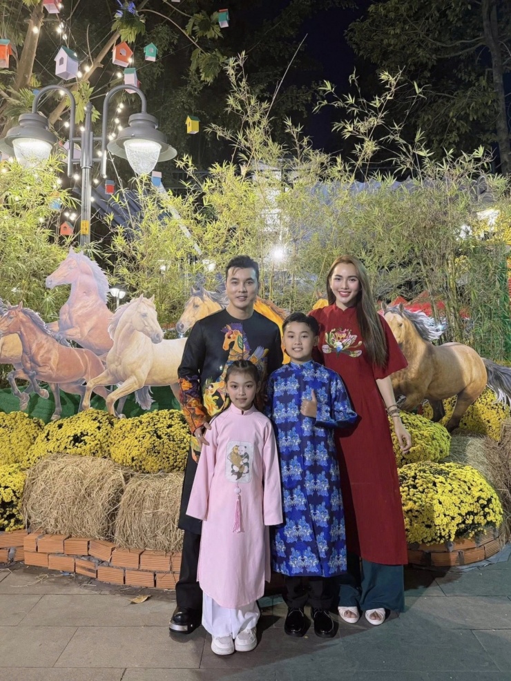 Vợ chồng Ưng Hoàng Phúc đưa các con đi dạo đường phố TP.HCM về đêm, ngắm các khu chợ hoa, tòa nhà trang trí Tết.