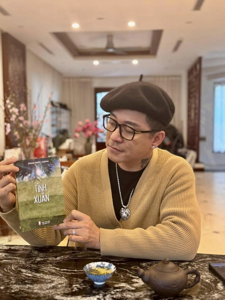 Tuấn Hưng chuẩn bị đón Tết Nguyên đán trong không gian ngập tràn sắc xuân. Nam ca sĩ được bạn bè, đồng nghiệp gửi tặng nhiều món quà Tết như cúc vàng, đào bích, chậu cảnh, thơ… Anh bày tỏ: “Tết đến là chỉ ở nhà sắp xếp dọn dẹp và bày những gì anh chị em thân thương biếu tặng”.