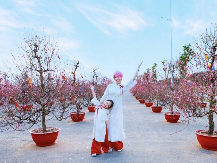 Ca sĩ Pha Lê đưa con gái dự lễ hội xuân Cần Giờ (TP.HCM), trải nghiệm bay khinh khí cầu, chụp ảnh đường hoa xuân.