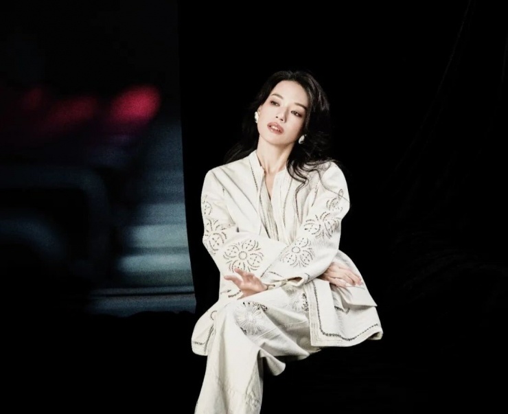 Thư Kỳ tại buổi phỏng vấn với PEOPLE.