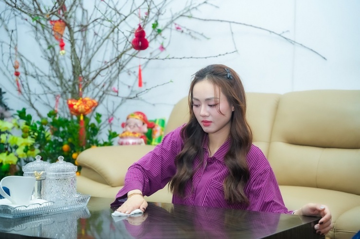 Căn hộ nằm trên tầng 24, gồm 2 phòng ngủ, một phòng khách. Ngọc Hà nói vợ chồng cô may mắn mua được căn chung cư này sau nhiều năm tích cóp, ngay trước thời điểm giá chung cư ở Hà Nội tăng vọt. "Rất may là chúng tôi đã kịp an cư trước làn sóng tăng giá chung cư chóng mặt. Chuyển về đây, tôi cũng an tâm trị bệnh cho anh Lý", cô nói.