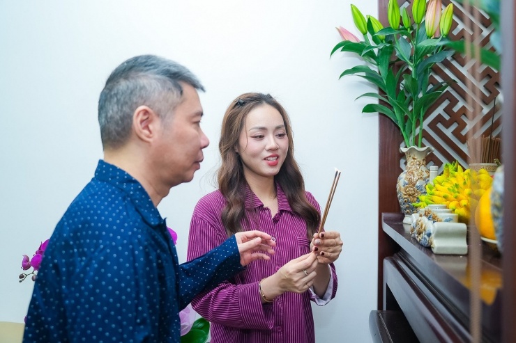 Vợ chồng nam nghệ sĩ dành một góc trang trọng để đặt bàn thờ tổ tiên. Những ngày Tết, Ngọc Hà chăm chút khu vực bàn thờ trang trọng, kỹ lưỡng.