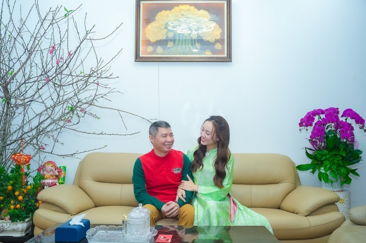 Sau những giây phút dọn dẹp nhà cửa, vợ chồng NSND Công Lý thay trang phục để lưu lại những khoảnh khắc ý nghĩa bên trong căn hộ ấm cúng. Ngọc Hà nói cô thích mặc áo dài vào ngày Tết. Ngày đầu năm mới, Ngọc Hà thường mặc bộ áo dài mà cô yêu thích nhất để chụp hình cùng chồng.