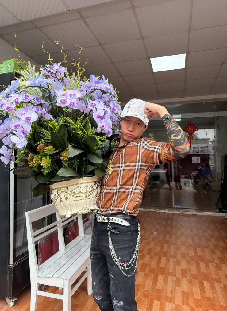 Anh Tú đã về quê ăn Tết.