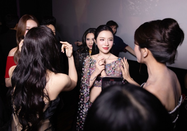 LyLy hạnh phúc khi được đánh giá cao sau buổi chiếu phim vừa qua.