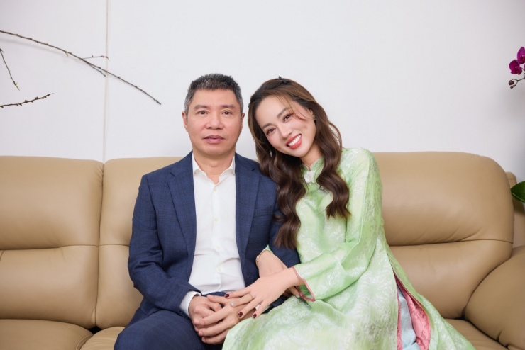 Dù có nhiều kiểu mốt hiện đại, Ngọc Hà nói cô luôn yêu thích tà áo dài. Mỗi khi khoác lên mình kiểu trang phục truyền thống, cô thấy mình đằm thắm, dịu dàng hơn. Dịp Tết năm nay, Ngọc Hà sắm nhiều kiểu áo dài mặc Tết, bên cạnh một số thiết kế được NTK Ngọc Lan sáng tạo riêng.