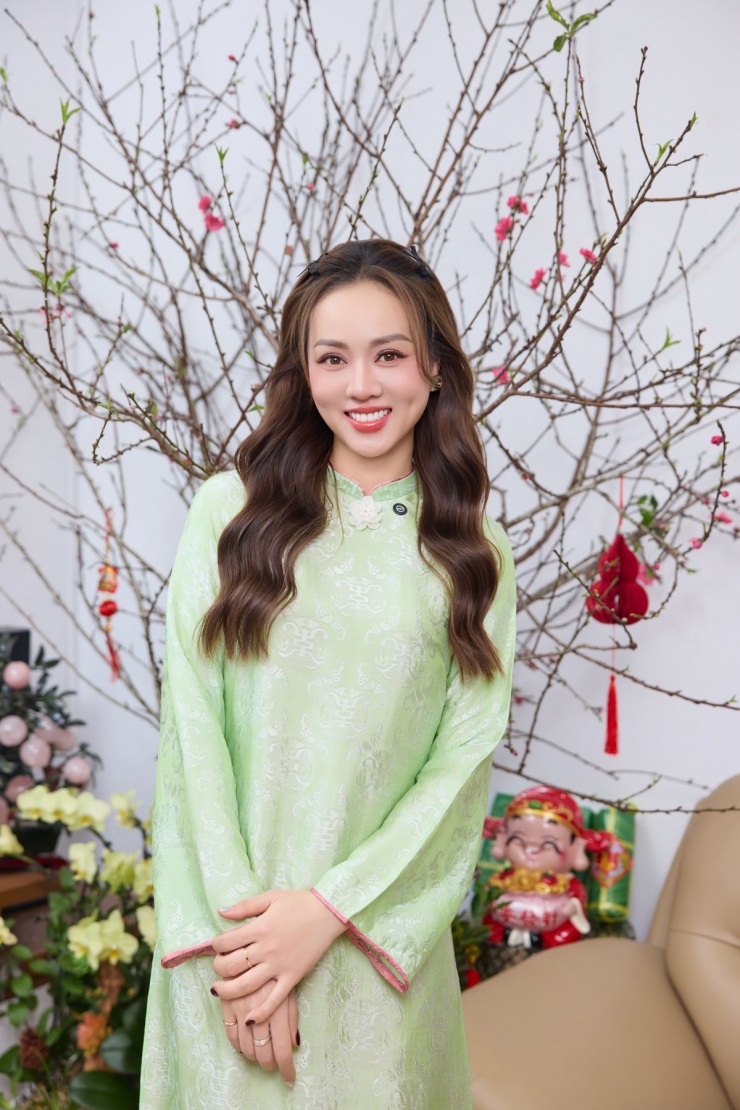 Ngọc Hà diện chiếc áo xanh cốm tạo dáng ở góc phòng khách. Từ trước 23 Tết, bà xã Công Lý đã sắm sửa cành đào cùng nhiều hoa tươi để trang trí nhà cửa. Cô và chồng hiện sống ở một căn hộ chung cư ở Hà Nội.