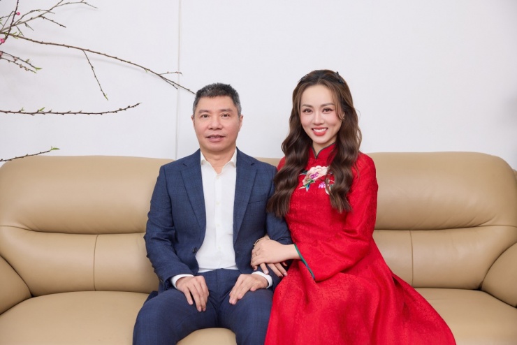 Bà xã NSND Công Lý mix áo dài khoe sắc bên chồng dịp Tết - 1