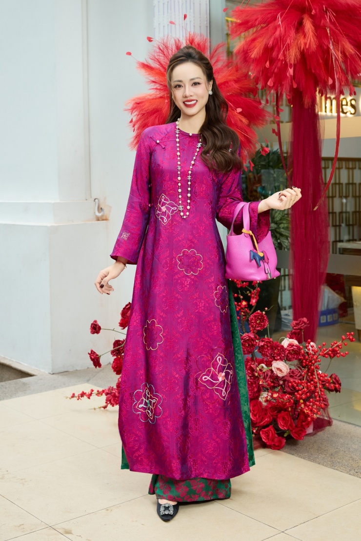 Áo dài tông hồng tím giúp bà xã NSND Công Lý khoe nét đẹp rạng rỡ tuổi 38.