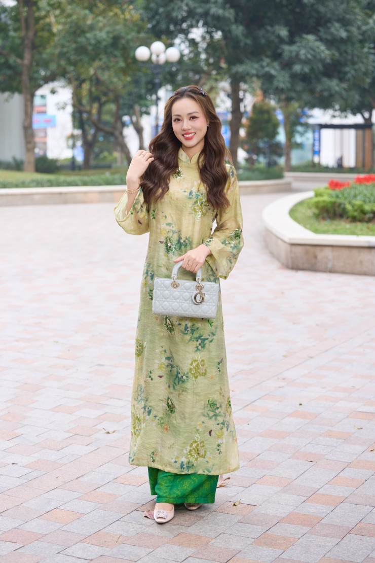 Vợ Công Lý nói với mỗi bộ áo dài, cô luôn chú trọng cách phối phụ kiện phù hợp. Túi xách thường đồng điệu tông màu cùng trang phục, có kiểu dáng cổ điển.