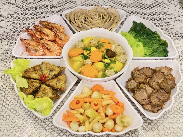 Tùy điều kiện, sở thích từng nhà mà mỗi gia đình ở miền Trung có thể bày biện mâm cúng tất niên khác nhau. Ảnh: Nguyễn Thị Thùy Linh