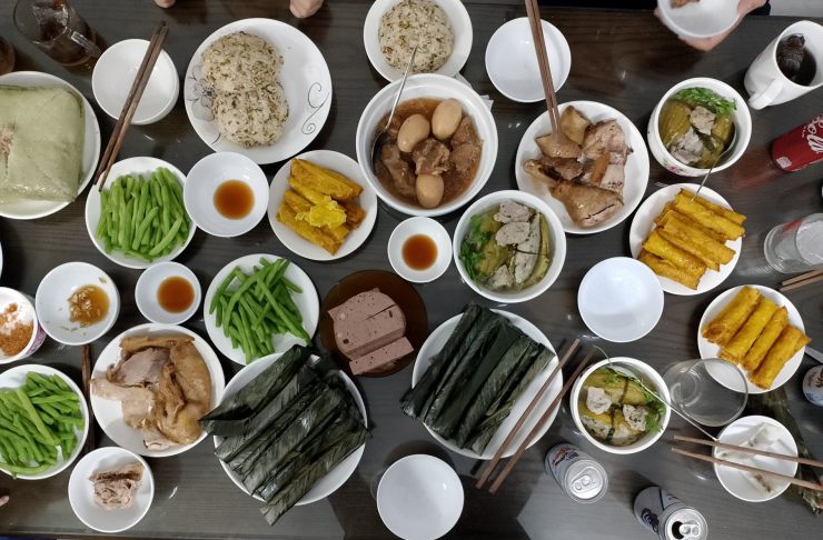 Mâm cúng tất niên miền Nam thường có thịt kho và canh khổ qua. Ảnh: Lê Đình Bằng