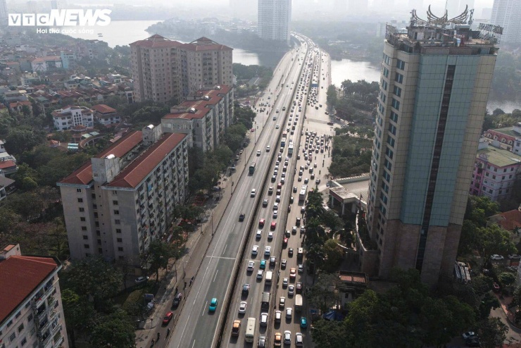 Cửa ngõ Hà Nội ùn ứ, nội đô thông thoáng sáng 27 Tết - 4