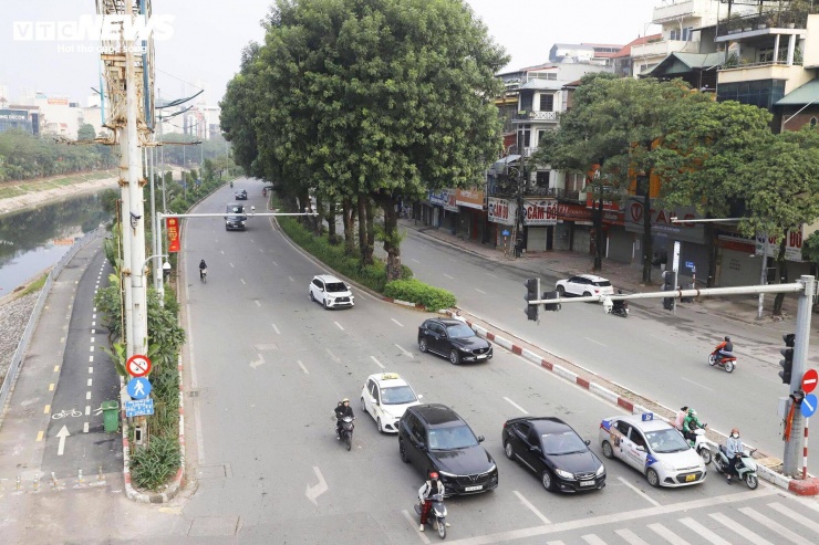 Cửa ngõ Hà Nội ùn ứ, nội đô thông thoáng sáng 27 Tết - 10