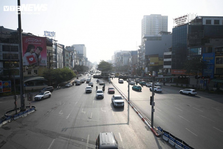 Cửa ngõ Hà Nội ùn ứ, nội đô thông thoáng sáng 27 Tết - 11