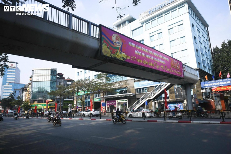 Cửa ngõ Hà Nội ùn ứ, nội đô thông thoáng sáng 27 Tết - 13