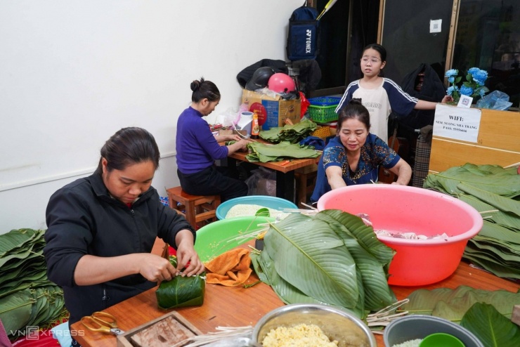 Người Hà Nội thức đêm luộc bánh chưng trên vỉa hè - 1