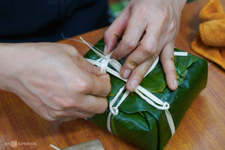 Người Hà Nội thức đêm luộc bánh chưng trên vỉa hè - 2