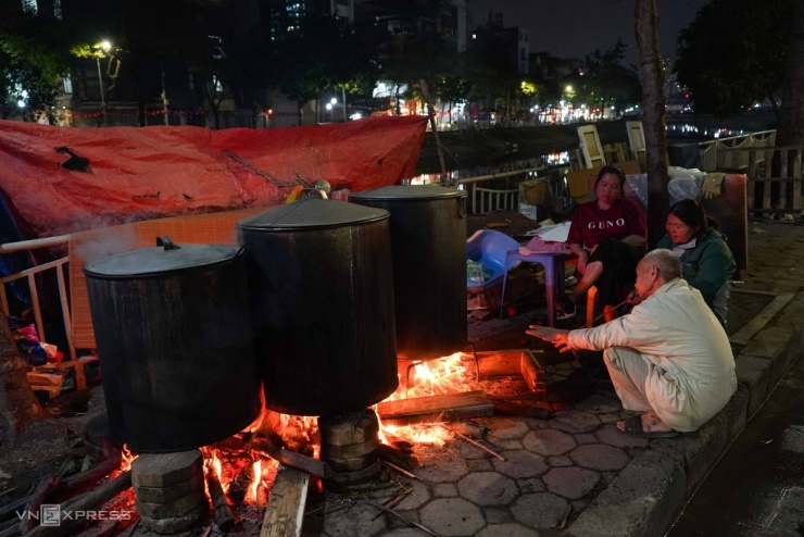 Người Hà Nội thức đêm luộc bánh chưng trên vỉa hè - 3