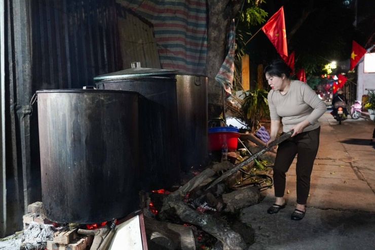 Người Hà Nội thức đêm luộc bánh chưng trên vỉa hè - 5