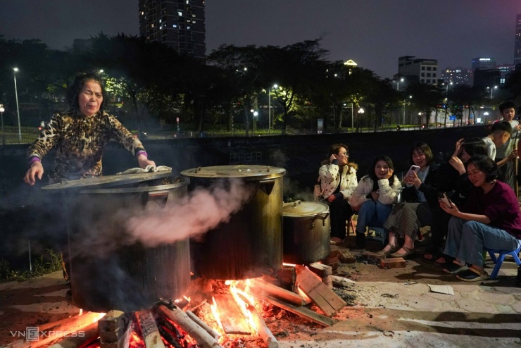 Người Hà Nội thức đêm luộc bánh chưng trên vỉa hè - 6
