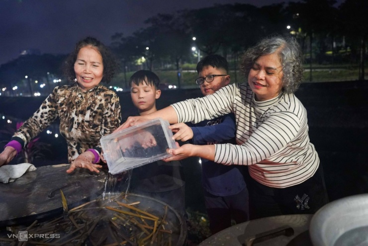 Người Hà Nội thức đêm luộc bánh chưng trên vỉa hè - 7