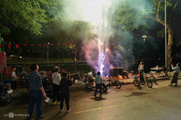 Người Hà Nội thức đêm luộc bánh chưng trên vỉa hè - 8