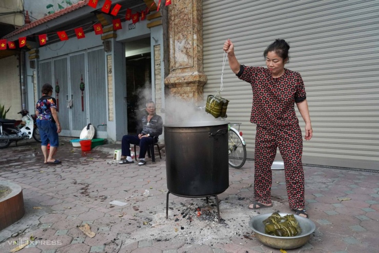 Người Hà Nội thức đêm luộc bánh chưng trên vỉa hè - 9