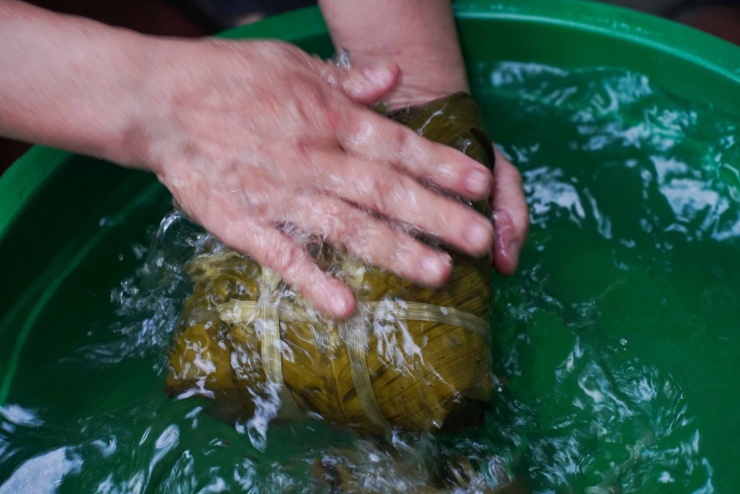 Người Hà Nội thức đêm luộc bánh chưng trên vỉa hè - 10