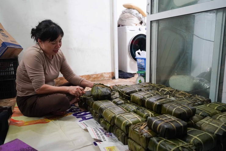 Người Hà Nội thức đêm luộc bánh chưng trên vỉa hè - 11