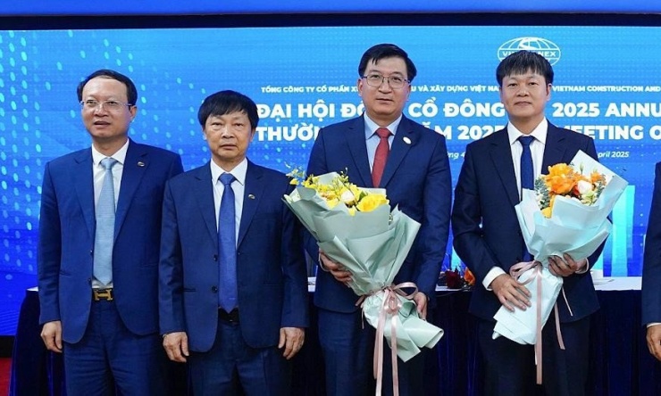 Ông Trần Đình Tuấn (thứ 2 từ phải sang) khi được bầu vào Hội đồng quản trị Vinaconex hồi tháng 4/2025. Ảnh: VCG.