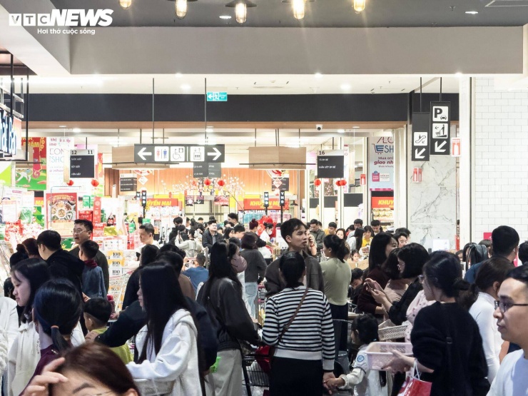 Tối 13/2 (26 tháng Chạp), kỳ nghỉ Tết Nguyên đán Bính Ngọ kéo dài 9 ngày chính thức bắt đầu. Lượng khách đổ về các siêu thị Hà Nội để mua sắm tăng đột biến, hầu như nơi nào cũng trong tình trạng luôn chật kín.