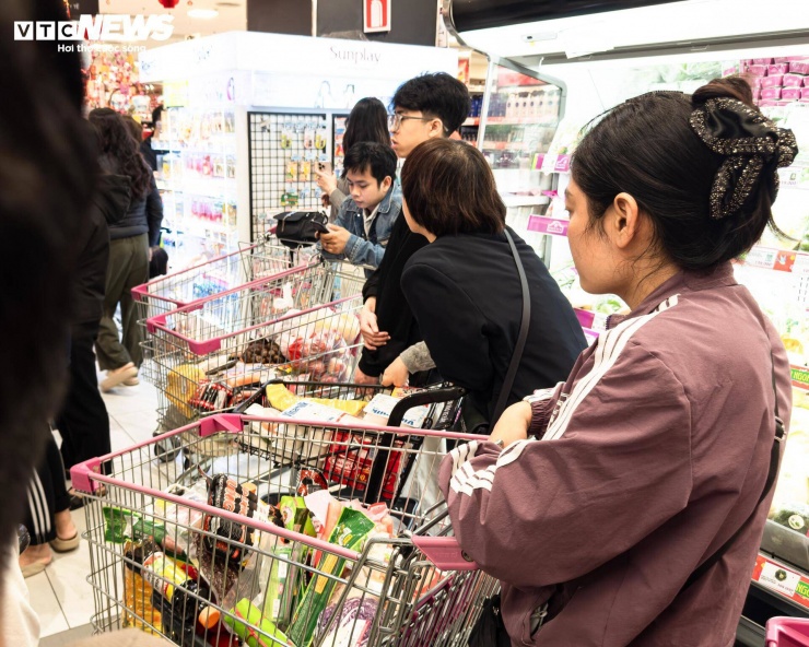 Khu vực thu ngân luôn trong tình trạng quá tải, người mua phải chờ đến lượt thanh toán, có lúc mất vài chục phút.