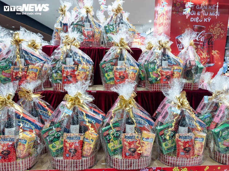 Giỏ quà Tết các loại được trưng bày đa dạng, với mức giá từ vài trăm nghìn đến 2 triệu đồng.