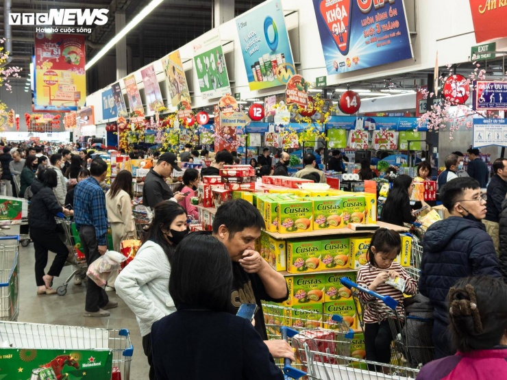 Tại MM Mega Market Thăng Long, dòng người chờ thanh toán liên tục kéo dài, tràn sang cả khu vực trưng bày hàng hóa.
