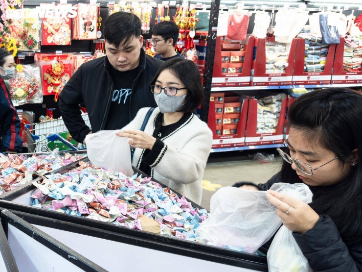 Khu vực bánh kẹo xá hàng bất ngờ trở thành tâm điểm hút khách dịp cận Tết. Các bà nội trợ đổ xô lựa chọn, cho thấy xu hướng tiêu dùng thực tế, tiết kiệm vẫn là ưu tiên hàng đầu của nhiều gia đình.