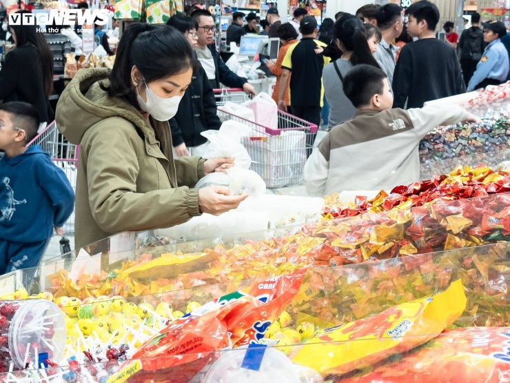 Một "ma trận" bánh kẹo, thạch, socola...đủ màu sắc được bày bán la liệt với mức giá siêu mềm, chỉ từ 40.000 – 90.000 đồng/kg.