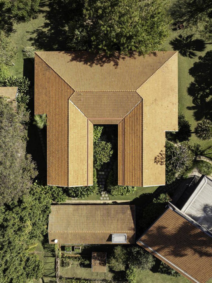 Cấu trúc hình chữ U nguyên bản và hệ mái ngói đất sét được bảo tồn trọn vẹn. Nguồn: Archdaily