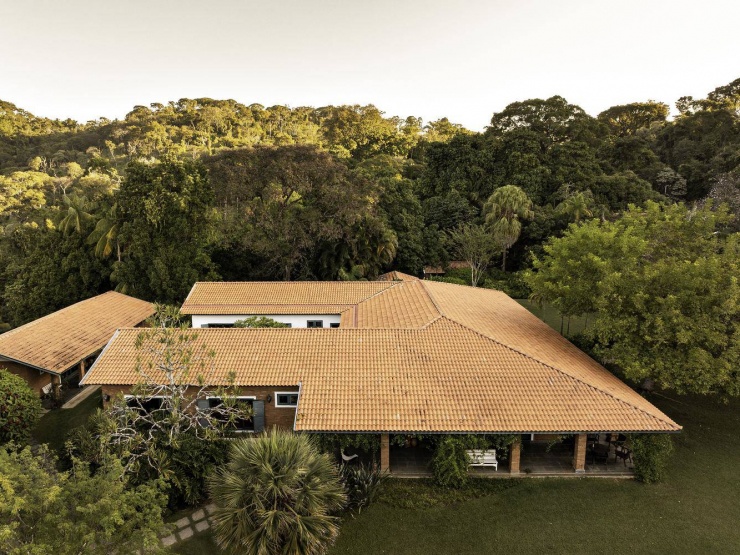 Toàn cảnh nông trại ẩn mình giữa những ngọn đồi rợp bóng cây xanh mát. Nguồn: Archdaily