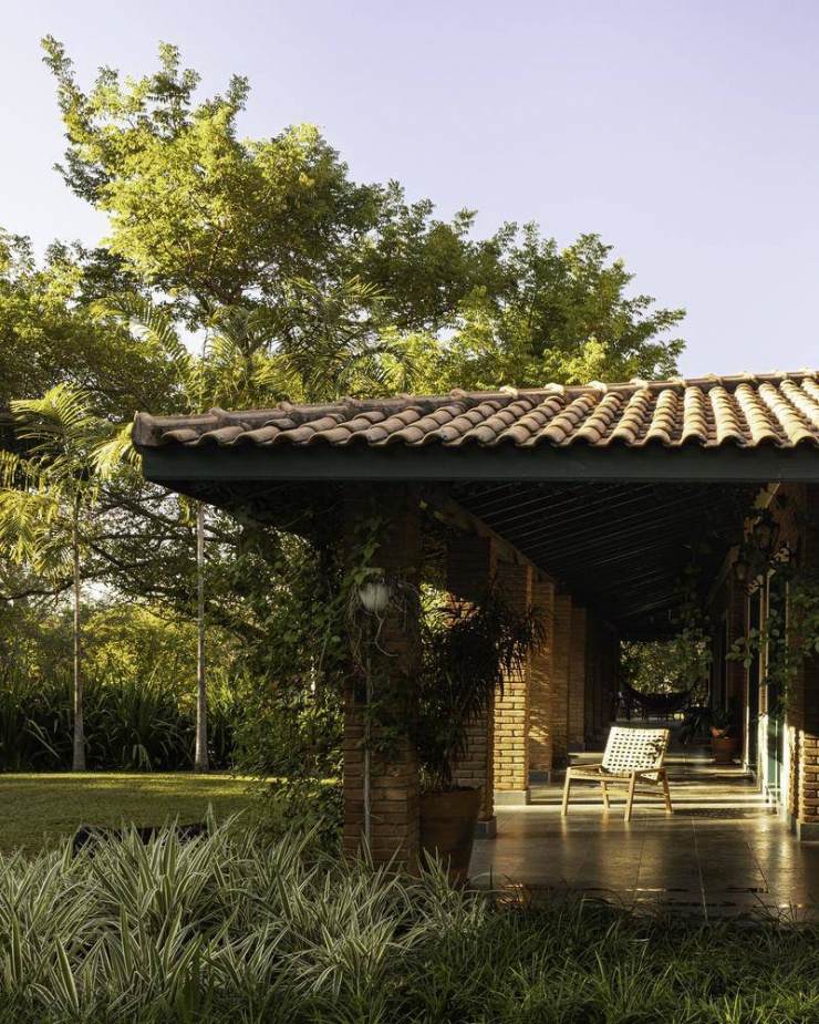 Những hàng cột gạch mộc và mái ngói đỏ tạo nên nét hoài cổ, bình yên cho công trình. Nguồn: Archdaily